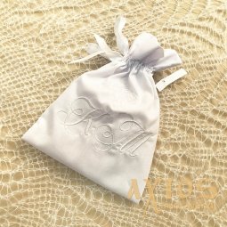 Вышивка инициалов Mon Amour (1 буква), белый цвет (25) - фото